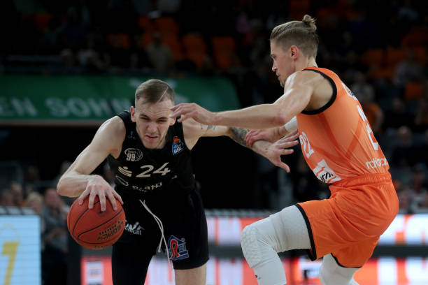 她不断研究 她不断研究